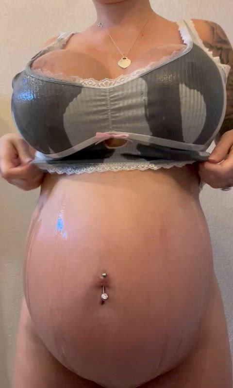 I love to share my preggo nudes 