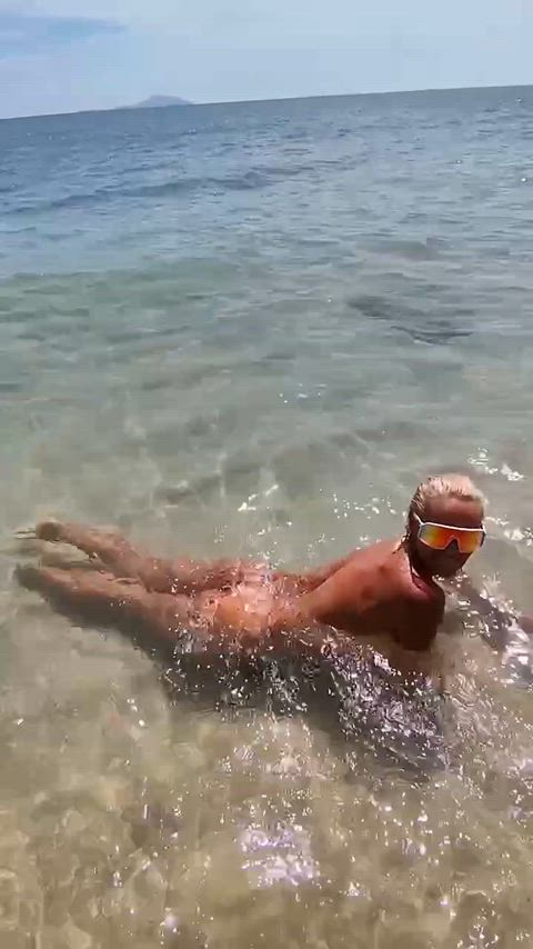 Dared to swim completely naked on a public beach