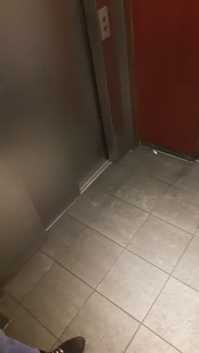 3 Sluts in an Elevator