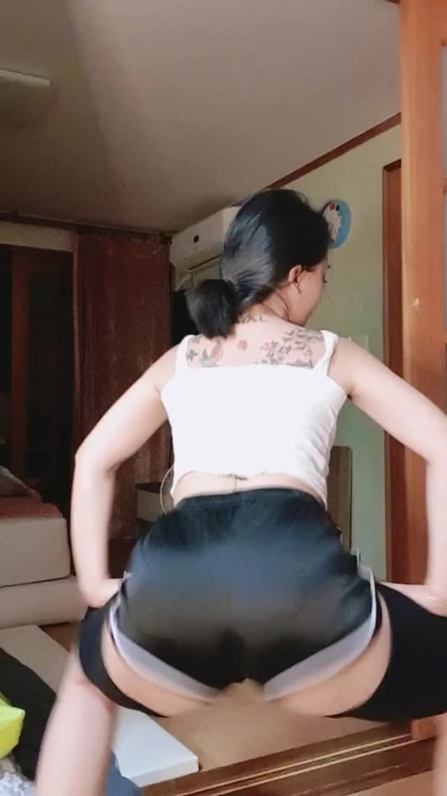 Asian Twerk Queen