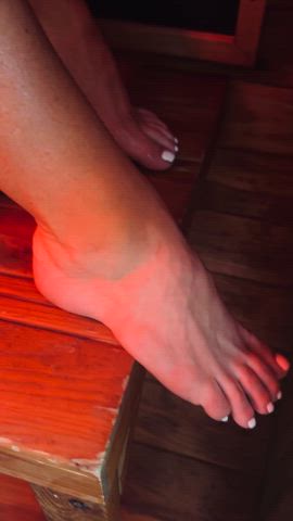 Sweaty feet in the sauna