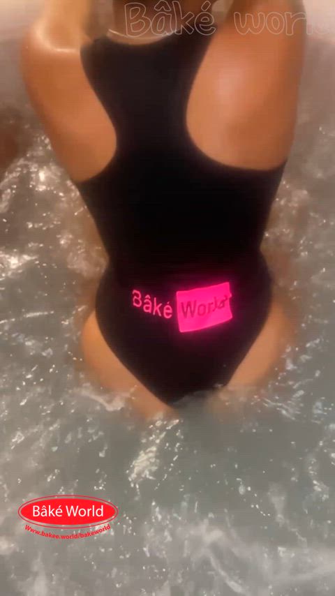 U lik booty bouncin n slow motion n bake world jacuzz