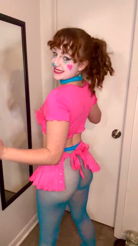 Caked up clowngirl??