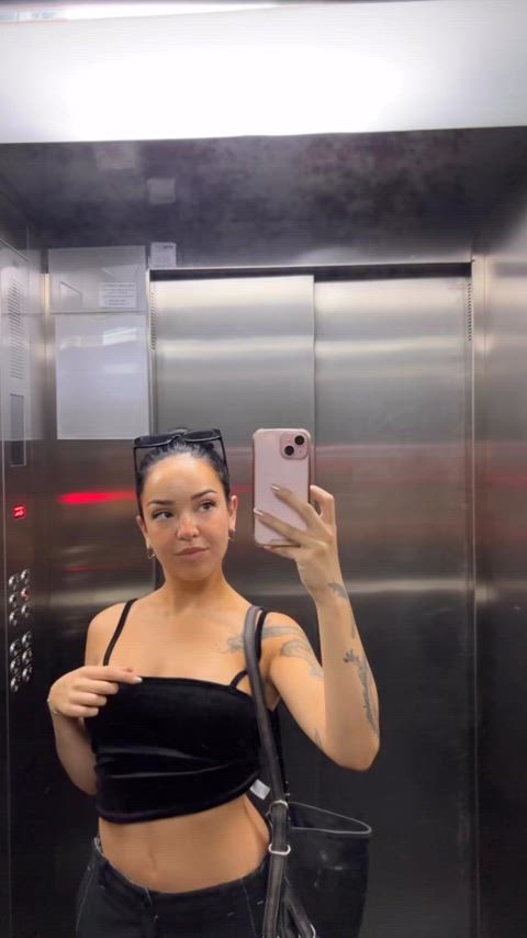 elevator boobies reveal ;)
