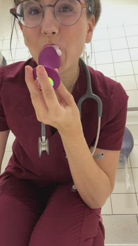 I’m Lillian, I’ll be your nurse tonight [GIF]