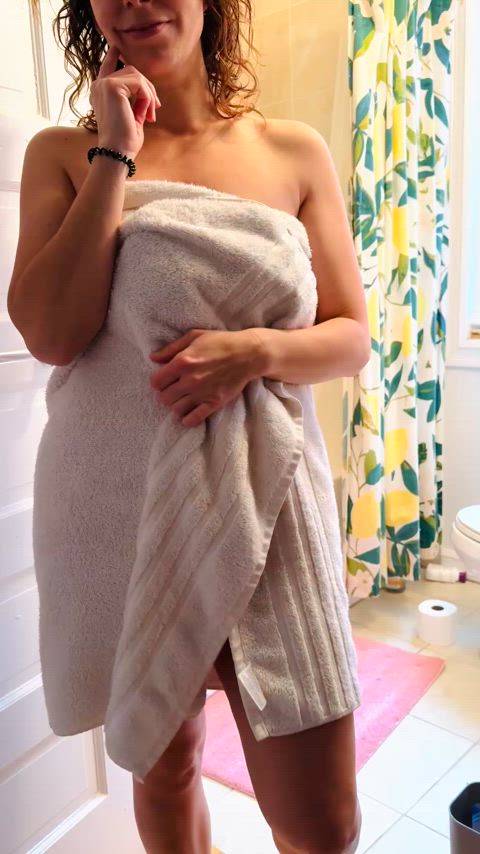 Fully nude milf under this towel