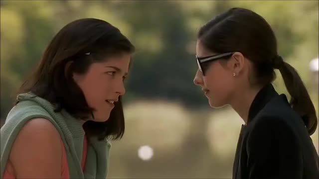 Sarah Michelle Gellar kissing Selma Blair in Cruel Intentions (1999)