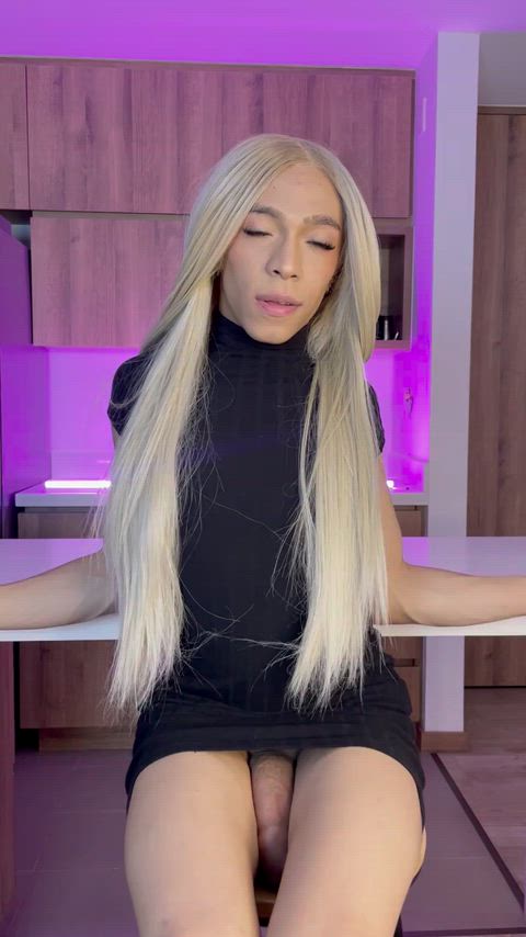 How many kisses would you give it before you beg me to put it in 😈