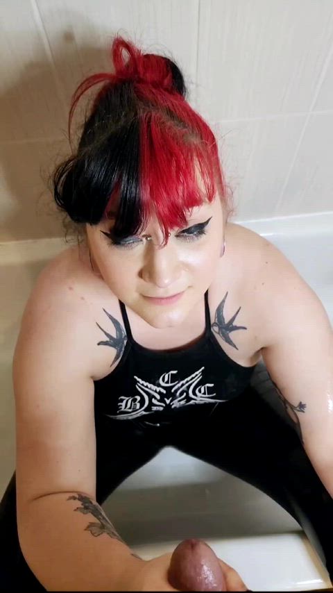 The only thing i love more than a cum facial, is a piss facial 🫦🖤