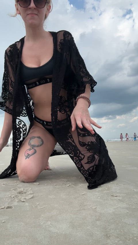 Flashing my titties on the beach just feels right 