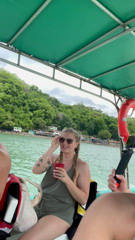 Flashing with my friends while on an island tour in Costa Rica 🏝️💦🤙🏻