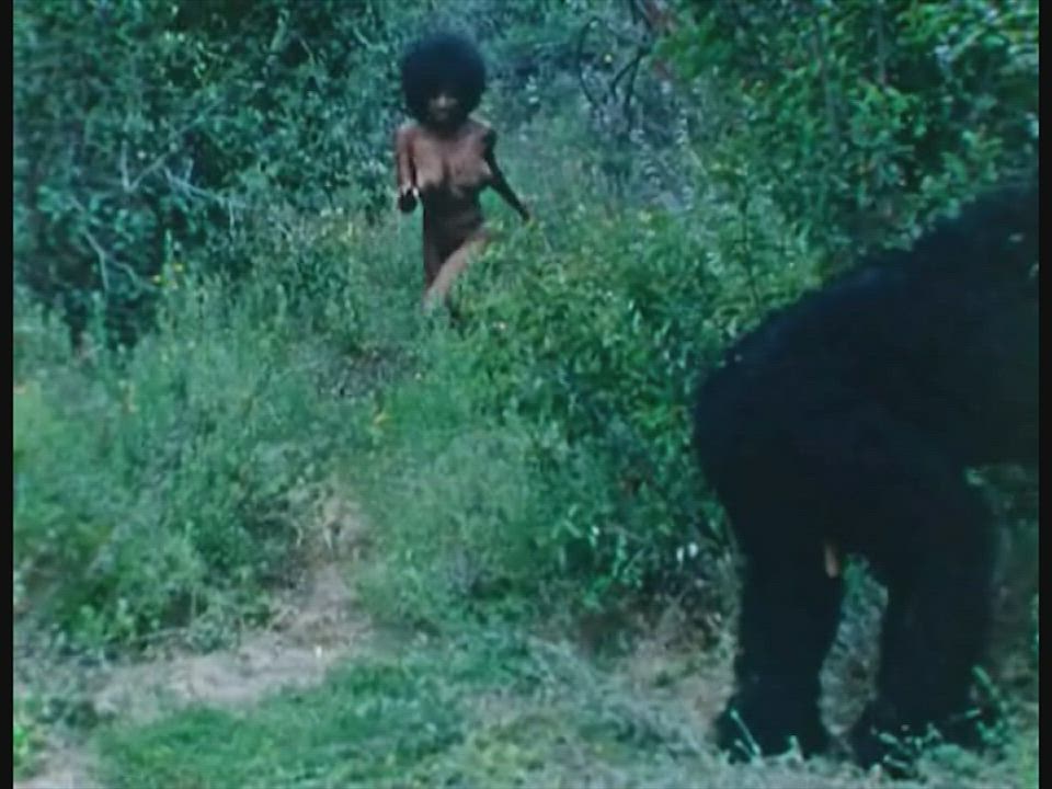 Native ebony queen Dee Dee Dailes gets also becomes ape bait (Tarzun and the Valley of Lust, 1970)