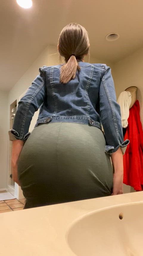 Big MILF booty for your viewing pleasure