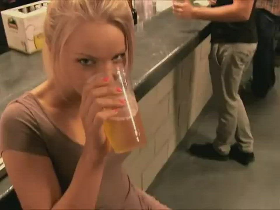 Hot Chick in a Bar Shows Everything