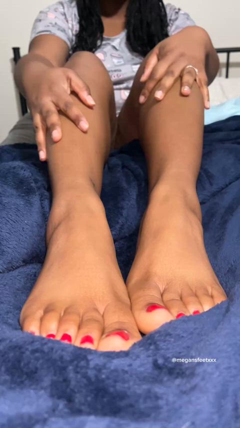 Need a good foot rub in bed 🛌 would you do that for me? 😍