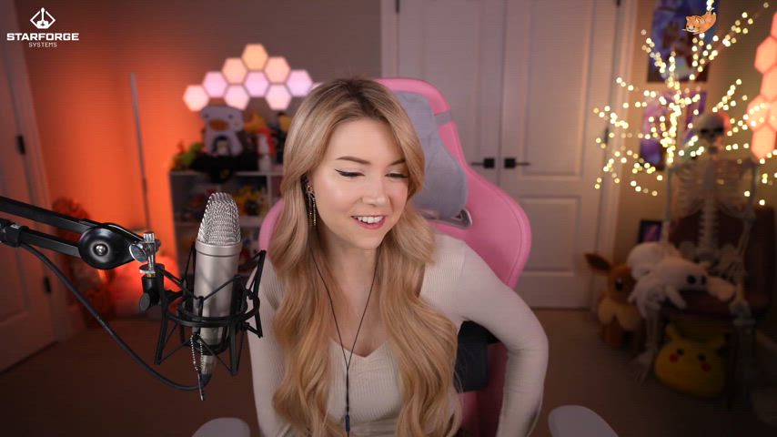 Dizzykitten 's hair is so long and beautiful 😍