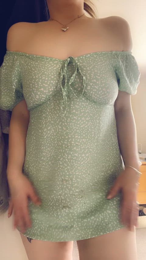 I love showing off my curves to make you horny..